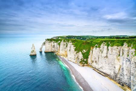 adrium AluVerbund-Bild 140 x 90 cm: Etretat-Aval-Klippe, Felsen und Naturbogen Wahrzeichen und Blauer Ozean-Luftaufnahme Normandie, Frankreich, Europa(23073324)